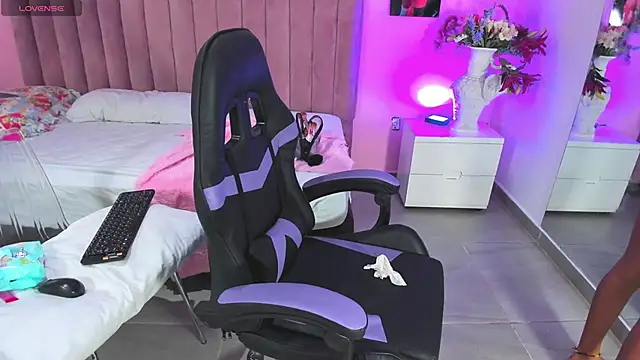 Snapshot of RolyLoren chatting on 12.01.24 RolyLoren online show from 12.01.24