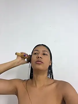 Snapshot of Valentinabaker chatting on 10.29.25 Valentinabaker online show from 10.29.25