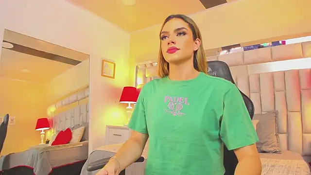 Snapshot of mariiahneedles chatting on 12.16.24 mariiahneedles online show from 12.16.24