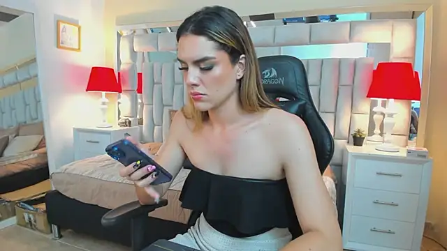 Snapshot of mariiahneedles chatting on 01.01.25 mariiahneedles online show from 01.01.25