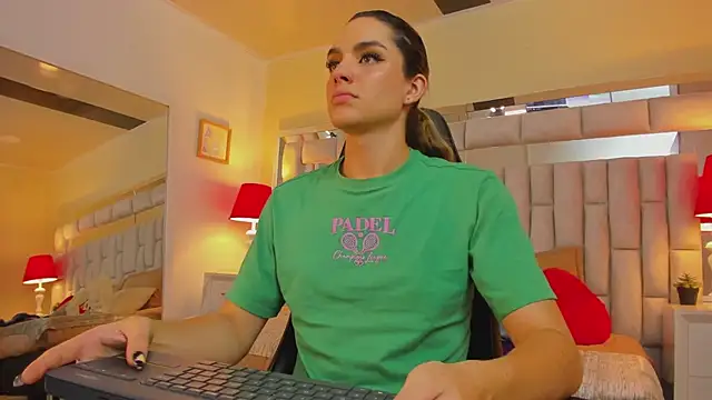 Snapshot of mariiahneedles chatting on 01.02.25 mariiahneedles online show from 01.02.25