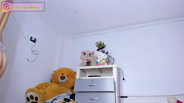 Snapshot of Laura_naughty_ chatting on 01.08.25 Laura naughty online show from 01.08.25