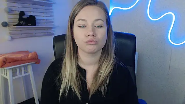 holly xglam online show from 03.18.25