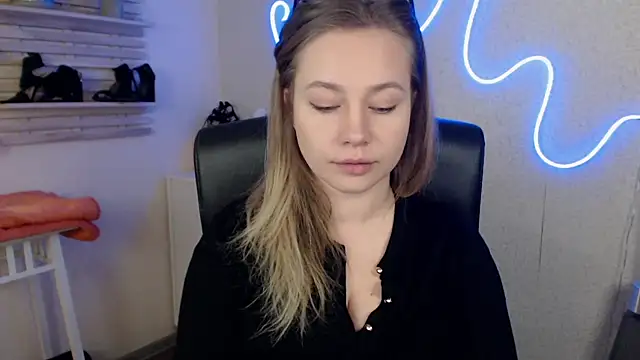 holly xglam online show from 03.19.25