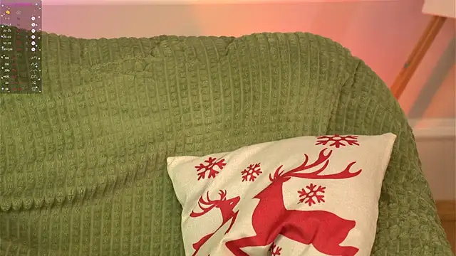 Snapshot of happywhores chatting on 12.17.24 happywhores online show from 12.17.24