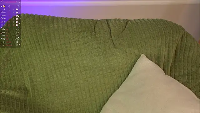 Snapshot of happywhores chatting on 12.19.24 happywhores online show from 12.19.24