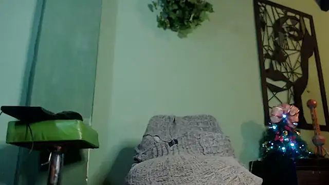 Snapshot of thirstymoonxx chatting on 12.20.24 thirstymoonxx online show from 12.20.24