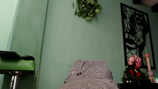 Snapshot of thirstymoonxx chatting on 12.20.24 thirstymoonxx online show from 12.20.24