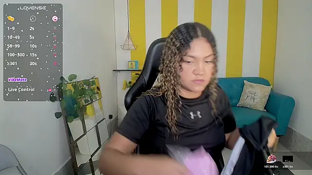 Snapshot of Cristal_War chatting on 10.23.25 Cristal War online show from 10.23.25