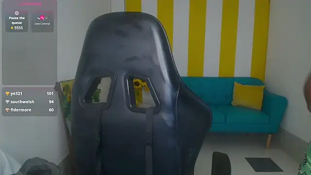 Snapshot of Cristal_War chatting on 11.19.25 Cristal War online show from 11.19.25