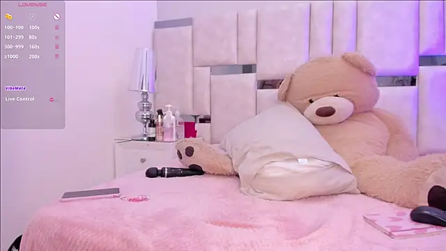 Snapshot of Miagiorgia_ chatting on 12.21.24 Miagiorgia online show from 12.21.24