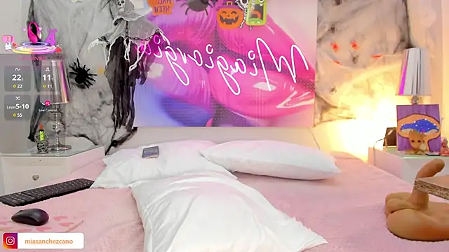 Snapshot of Miagiorgia_ chatting on 10.15.25 Miagiorgia online show from 10.15.25