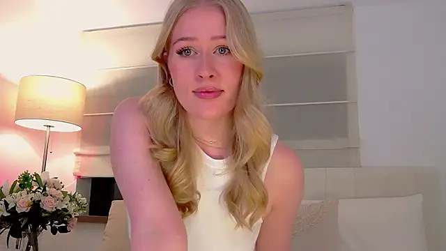 Snapshot of JuliaJaee chatting on 10.27.25 JuliaJaee online show from 10.27.25