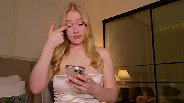 Snapshot of JuliaJaee chatting on 11.27.25 JuliaJaee online show from 11.27.25