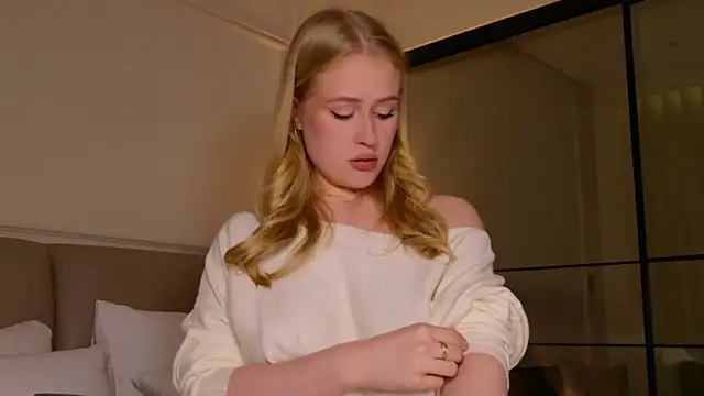 Snapshot of JuliaJaee chatting on 11.28.25 JuliaJaee online show from 11.28.25