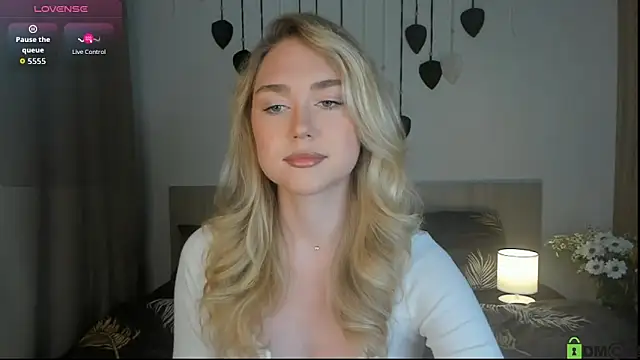 Snapshot of TheVanessaMaes chatting on 10.20.25 TheVanessaMaes online show from 10.20.25