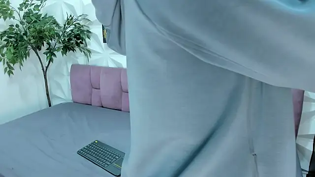 Victoria Coleman online show from 02.25.25