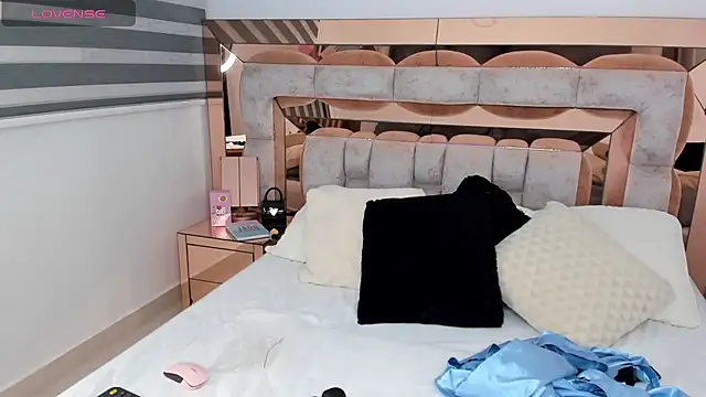 Snapshot of CamiiLovers chatting on 01.17.25 CamiiLovers online show from 01.17.25