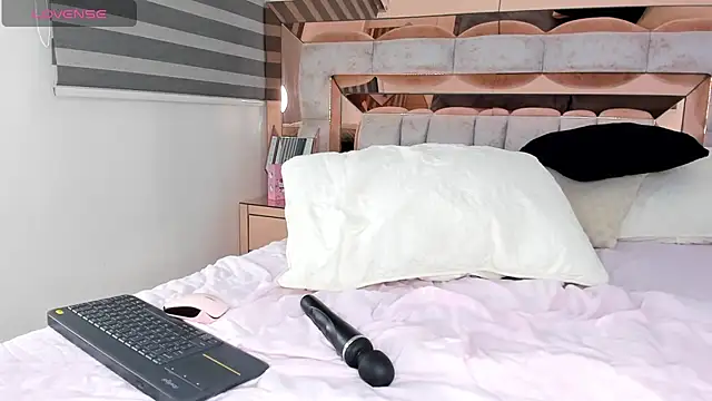 Snapshot of CamiiLovers chatting on 02.04.25 CamiiLovers online show from 02.04.25