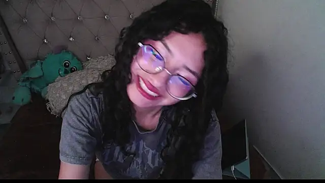 Snapshot of CherieCurl chatting on 11.25.25 CherieCurl online show from 11.25.25