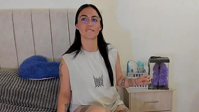 Snapshot of anny_roberts chatting on 06.18.26 anny roberts online show from 06.18.26