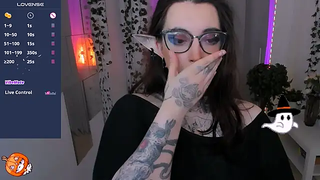 Snapshot of Dixi_Pixi_ chatting on 11.22.25 Dixi Pixi online show from 11.22.25