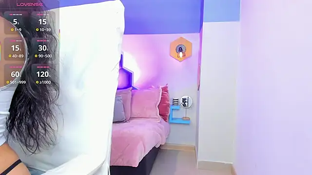 Chloe fischer  online show from 09.17.25