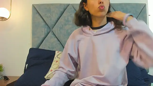 Snapshot of FreyaMoller chatting on 10.18.25 FreyaMoller online show from 10.18.25