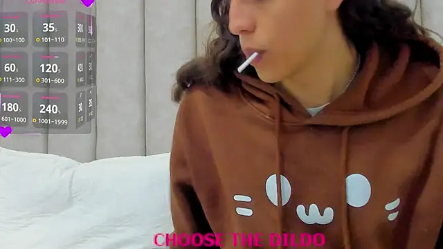 Snapshot of FreyaMoller chatting on 11.20.25 FreyaMoller online show from 11.20.25