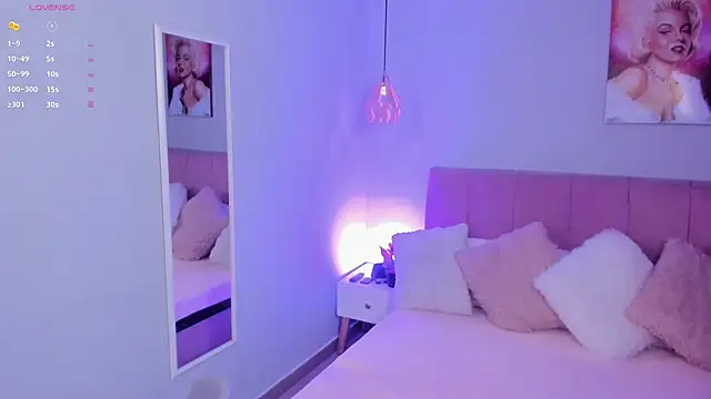 Snapshot of sophie_alice_ chatting on 10.24.25 sophie alice online show from 10.24.25