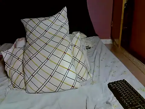 Snapshot of Queen_petite_ chatting on 02.12.26 Queen petite online show from 02.12.26