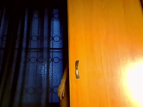 Snapshot of Queen_petite_ chatting on 04.02.26 Queen petite online show from 04.02.26