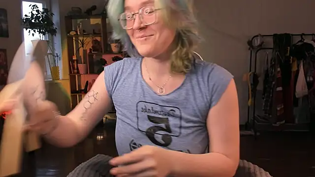 alisahug online show from 09.30.25