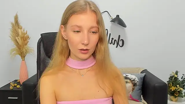 Snapshot of LolaWilsons chatting on 12.31.24 LolaWilsons online show from 12.31.24