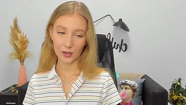 Snapshot of LolaWilsons chatting on 01.05.25 LolaWilsons online show from 01.05.25