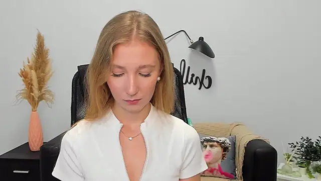 Snapshot of LolaWilsons chatting on 01.28.25 LolaWilsons online show from 01.28.25