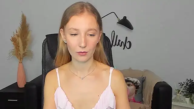 Snapshot of LolaWilsons chatting on 02.04.25 LolaWilsons online show from 02.04.25