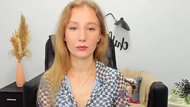 Snapshot of LolaWilsons chatting on 02.05.25 LolaWilsons online show from 02.05.25