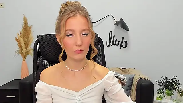 Snapshot of LolaWilsons chatting on 02.08.25 LolaWilsons online show from 02.08.25