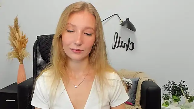 Snapshot of LolaWilsons chatting on 02.19.25 LolaWilsons online show from 02.19.25