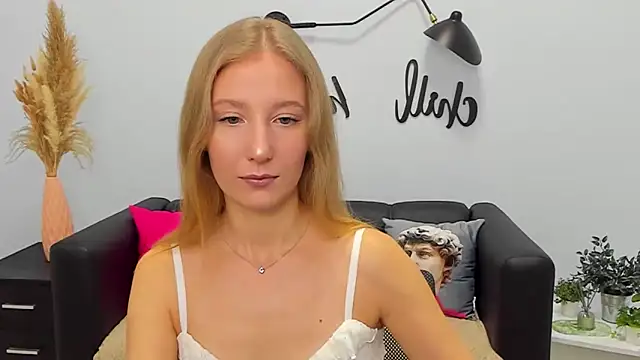 Snapshot of LolaWilsons chatting on 11.04.25 LolaWilsons online show from 11.04.25