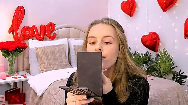 Snapshot of RozzitaBedberry chatting on 02.16.25 RozzitaBedberry online show from 02.16.25