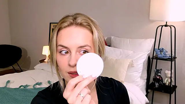 Snapshot of RozzitaBedberry chatting on 09.20.25 RozzitaBedberry online show from 09.20.25