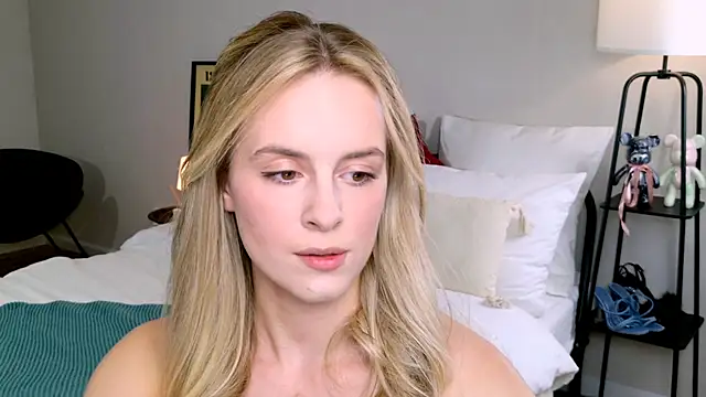 Snapshot of RozzitaBedberry chatting on 09.28.25 RozzitaBedberry online show from 09.28.25