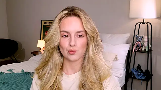 Snapshot of RozzitaBedberry chatting on 10.27.25 RozzitaBedberry online show from 10.27.25