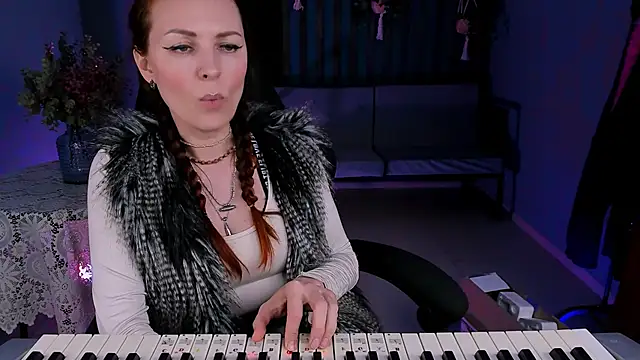 Snapshot of VandaRossi chatting on 01.16.25 VandaRossi online show from 01.16.25