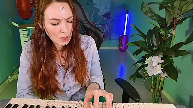 Snapshot of VandaRossi chatting on 01.22.25 VandaRossi online show from 01.22.25