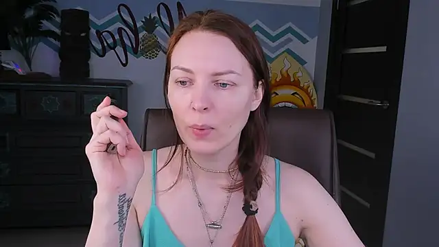 Snapshot of VandaRossi chatting on 02.19.25 VandaRossi online show from 02.19.25