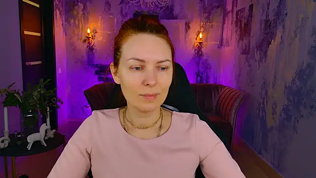 Snapshot of VandaRossi chatting on 02.21.25 VandaRossi online show from 02.21.25