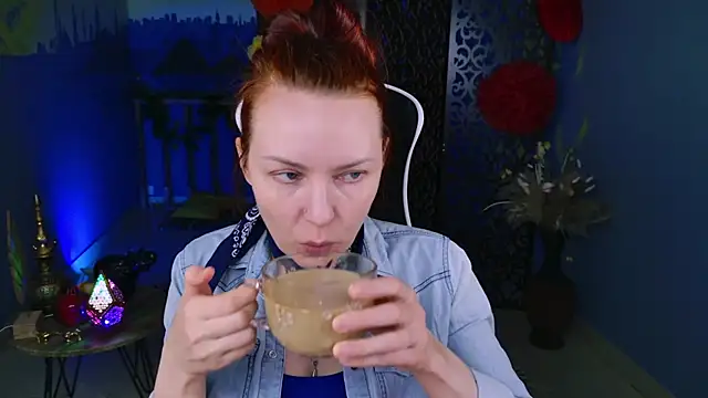 Snapshot of VandaRossi chatting on 03.12.25 VandaRossi online show from 03.12.25